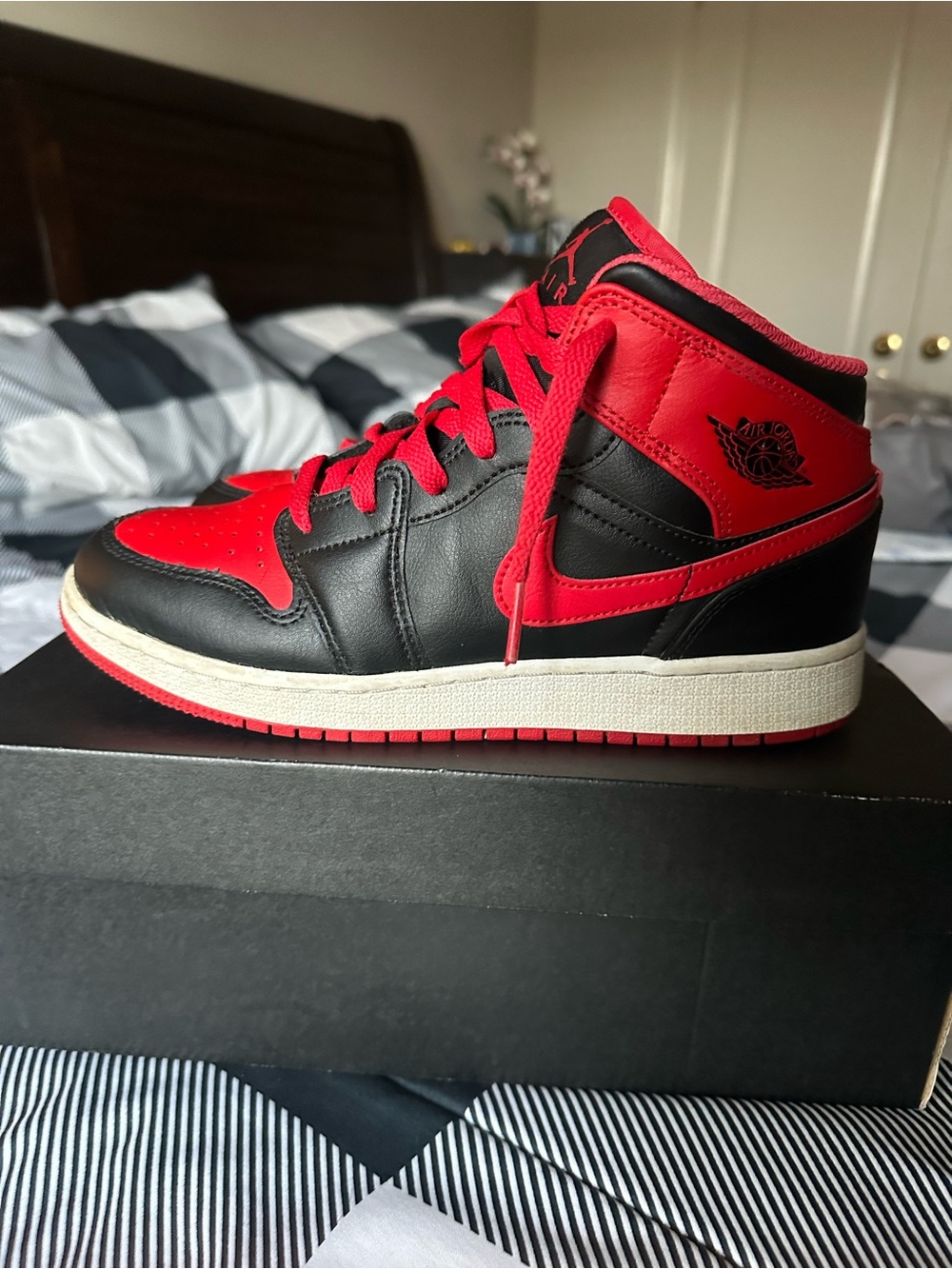 Jordan 1 Mid Black/Fire Red-White